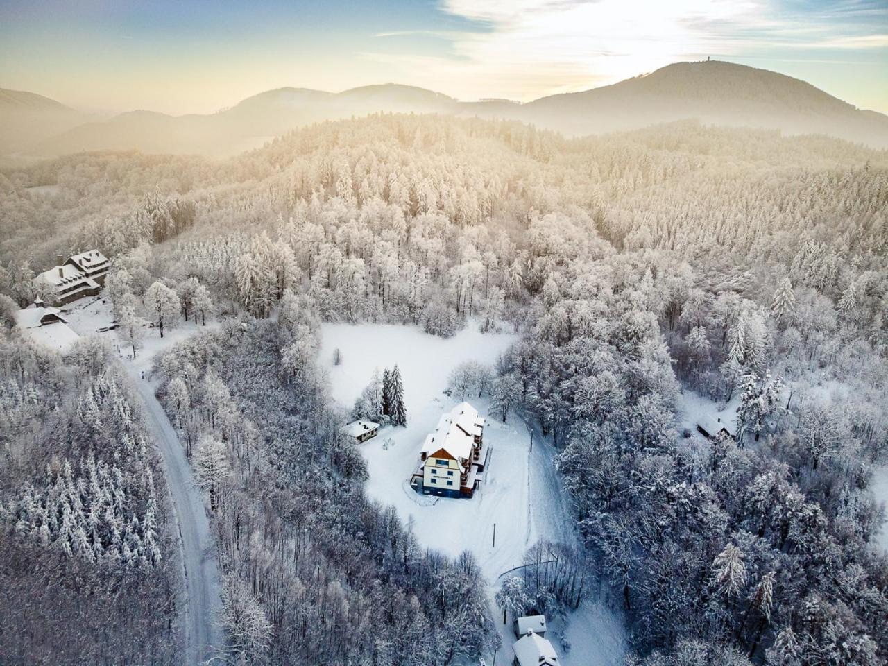 Hotel Edvard Frenstat pod Radhostem ภายนอก รูปภาพ